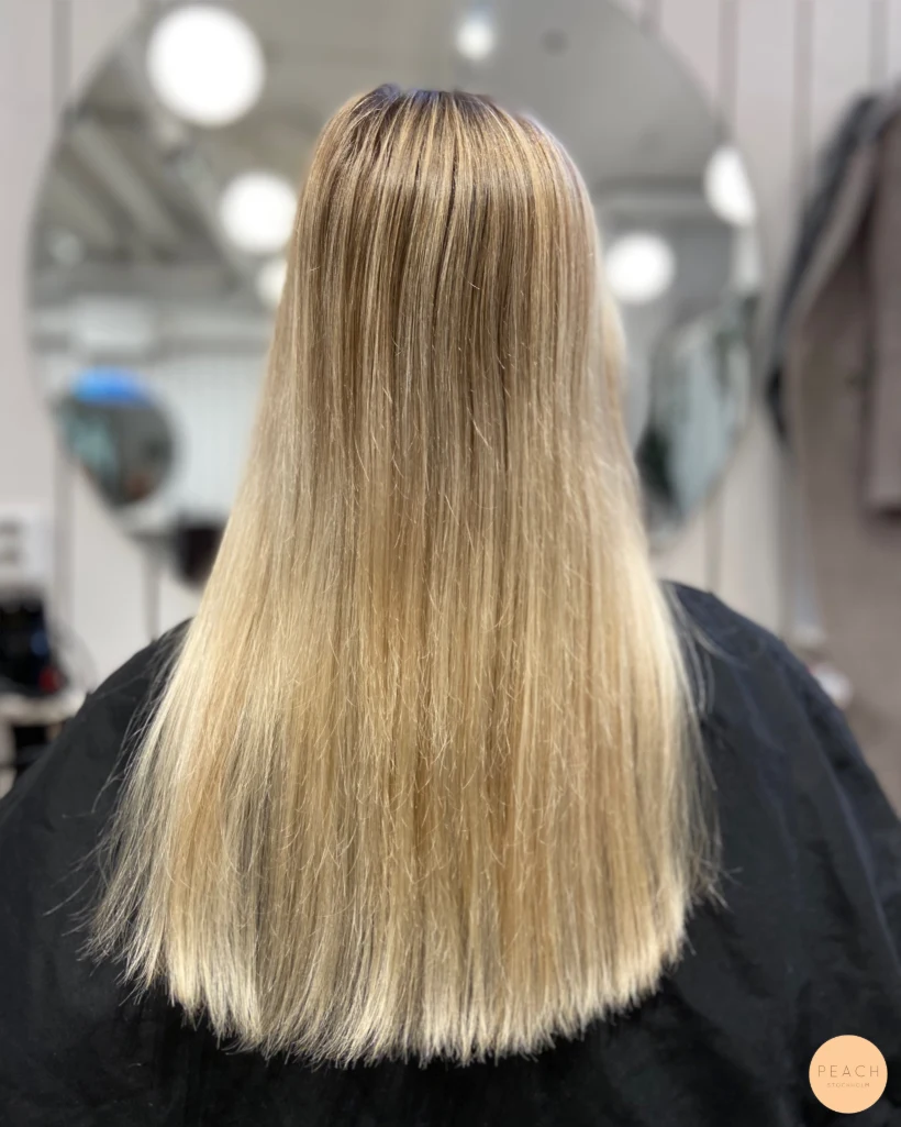 Kall blond lob med ljusa slingor
