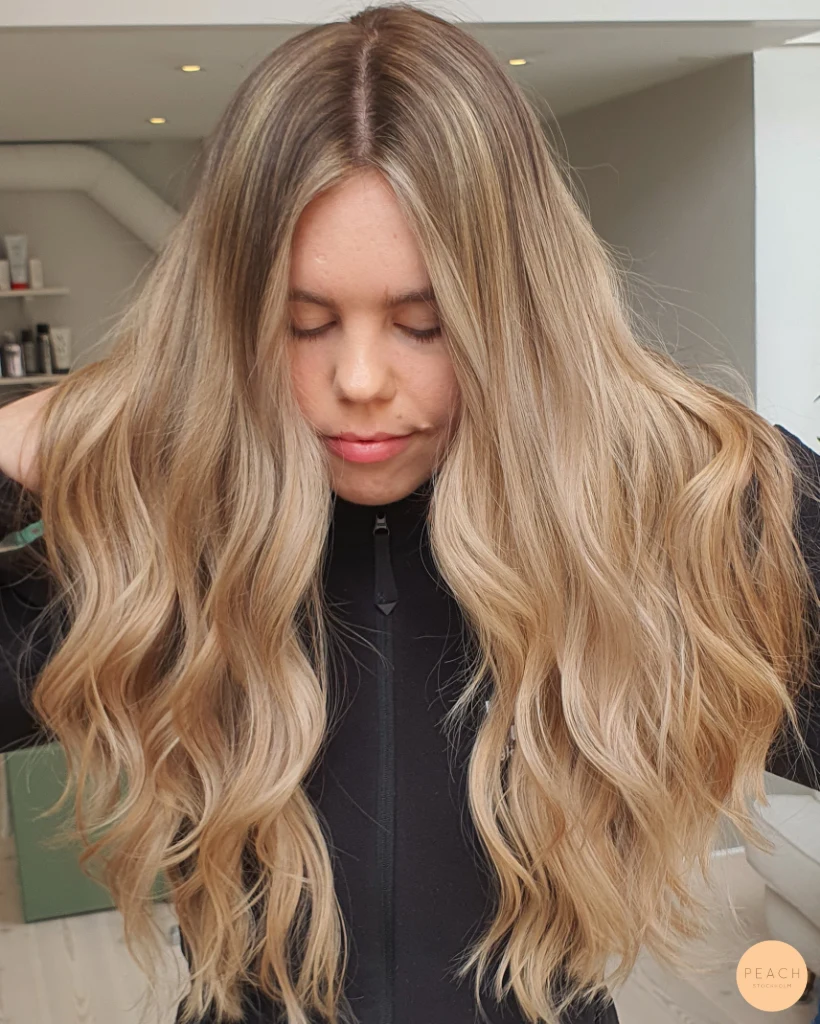 Soft beige balayage med beige toner