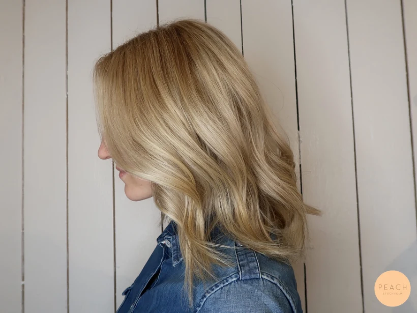 Blond med mörka slingor och ljusa slingor