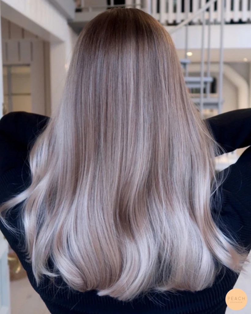 Mörkare slingor i blont hår med ljusa slingor