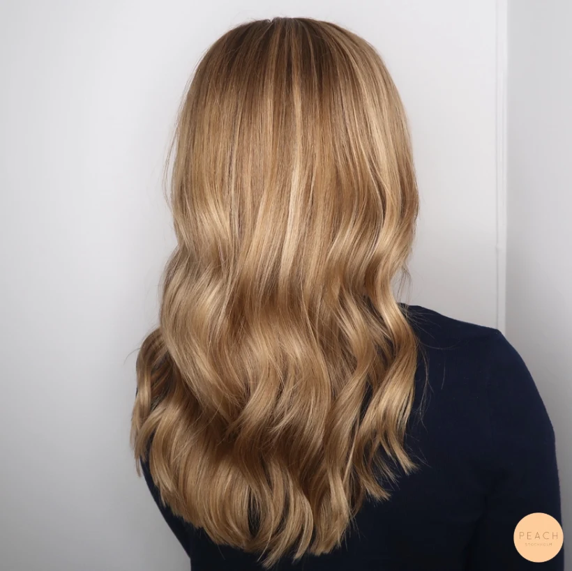 Varm beige hårfärg med mjuka lowlights