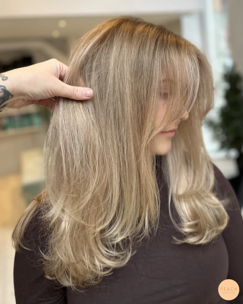 Beige blonde med ljusa slingor