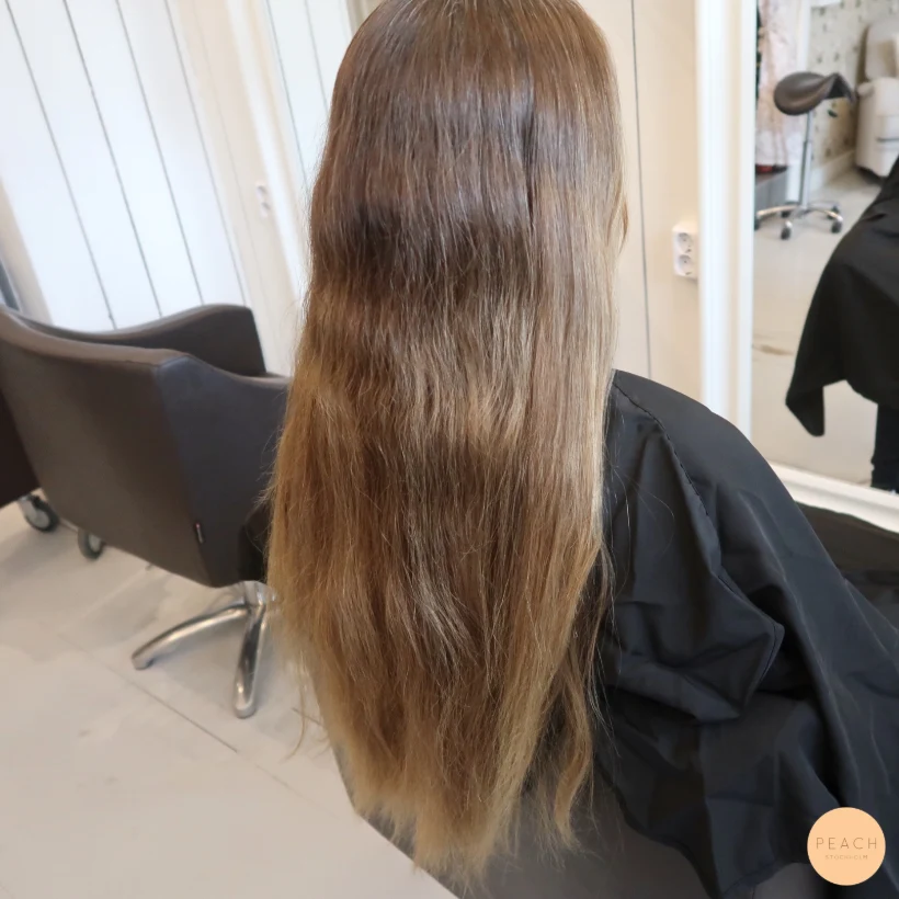 Bronde hårfärg med ljusa slingor och mjuk gråhårsövergång