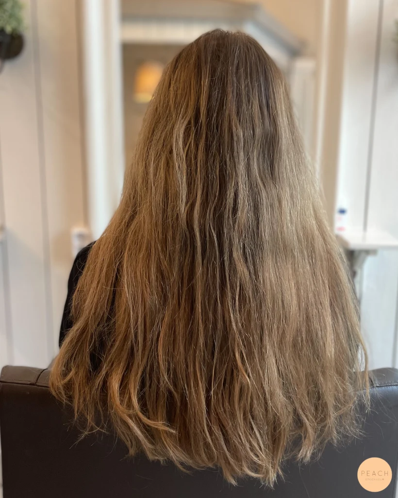 Karamellblond hårfärg med ljusa slingor