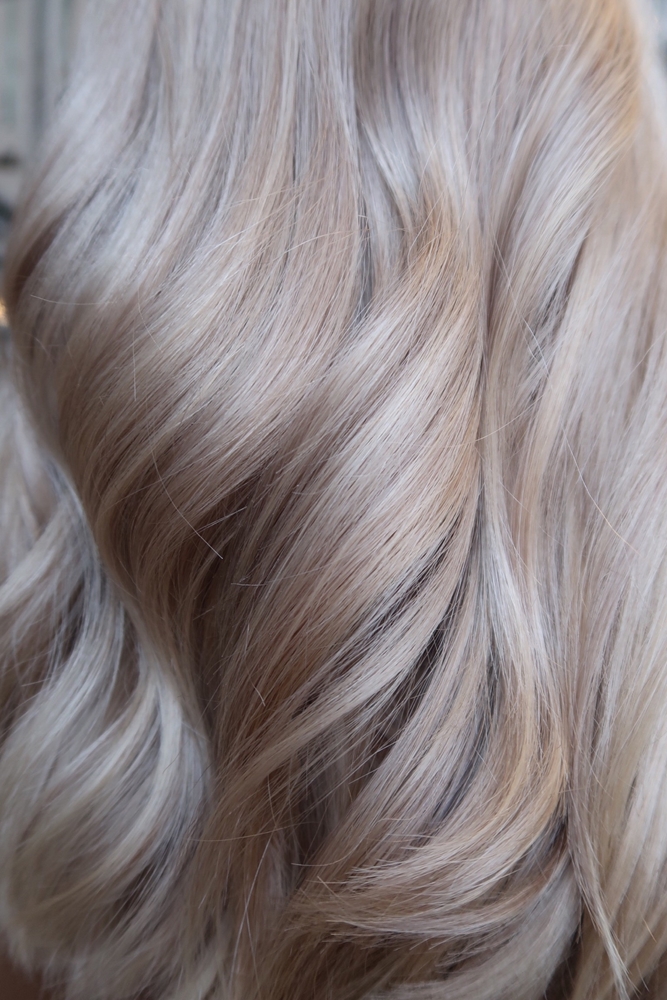 Beigeblond hårfärg med lowlights