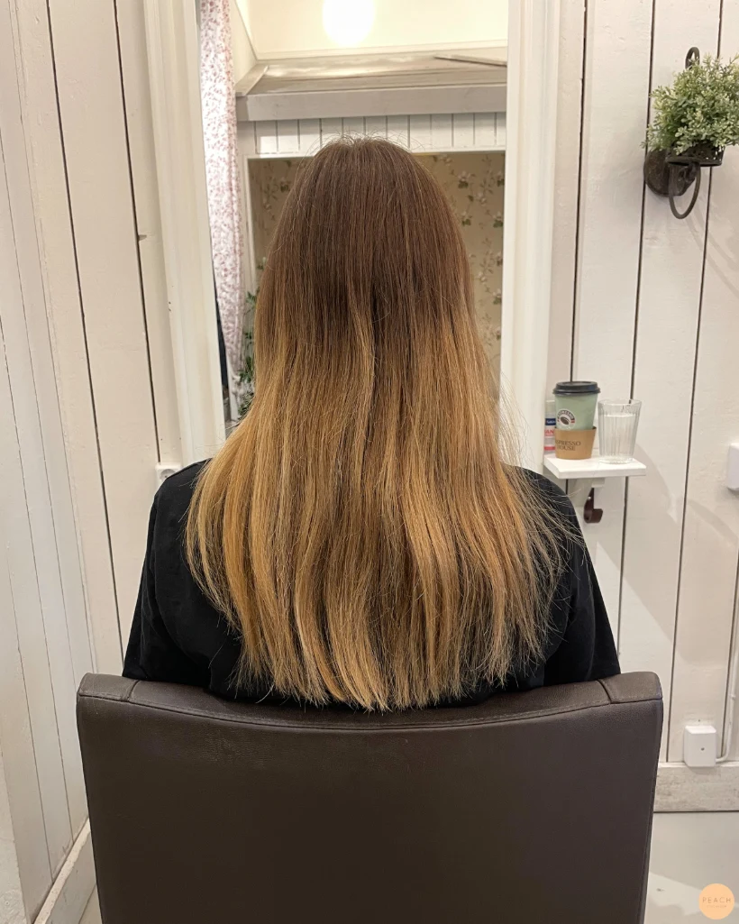 Naturlig varm blond hårfärg med ljusa slingor