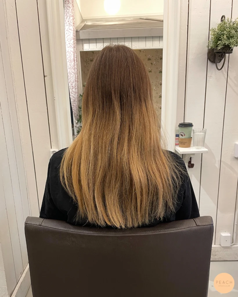Naturlig varm blond hårfärg med ljusa slingor