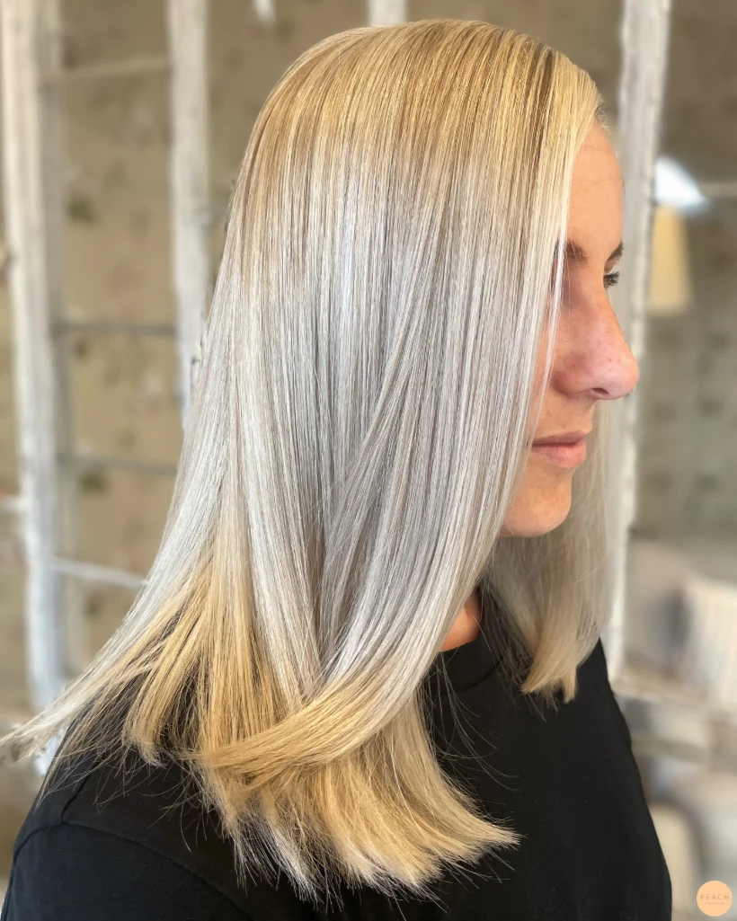 Ljusa slingor med en krispigt kall blond nyans
