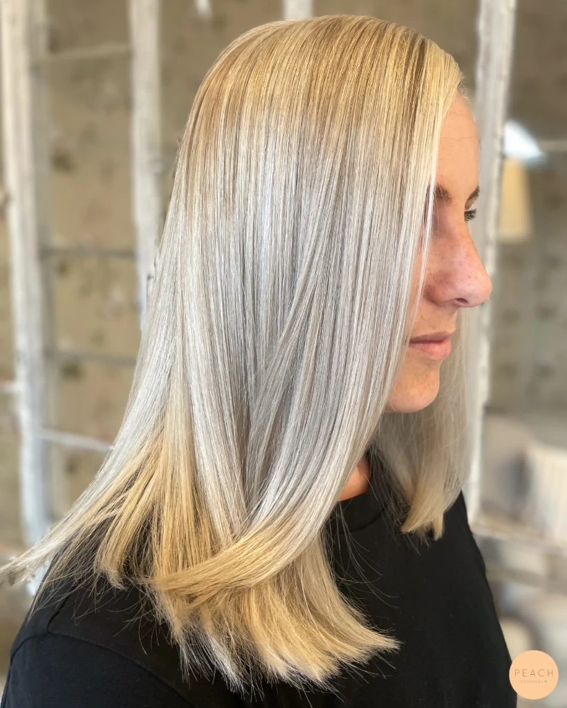 Ljusa slingor med en krispigt kall blond nyans