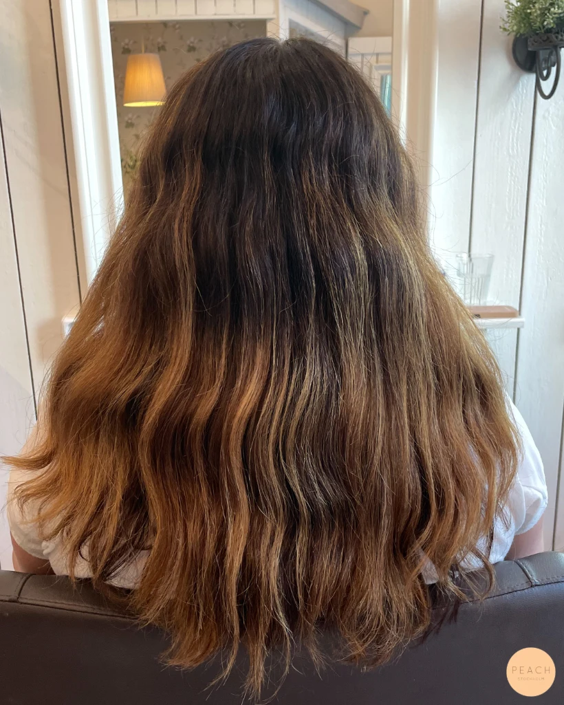 Mörkbrun hårfärg med mjuk root shadow