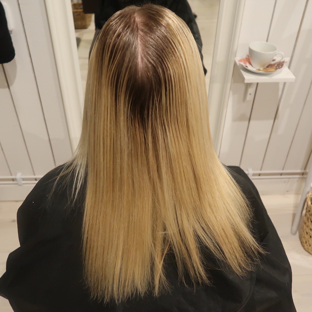 Färga utväxt på blont hår
