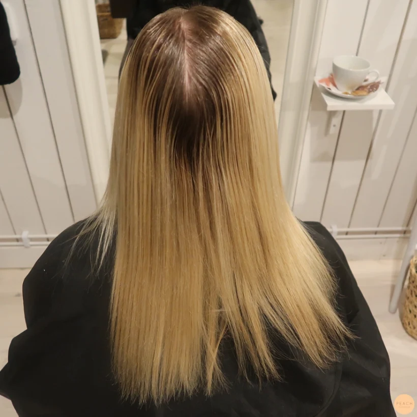 Färga utväxt på blont hår