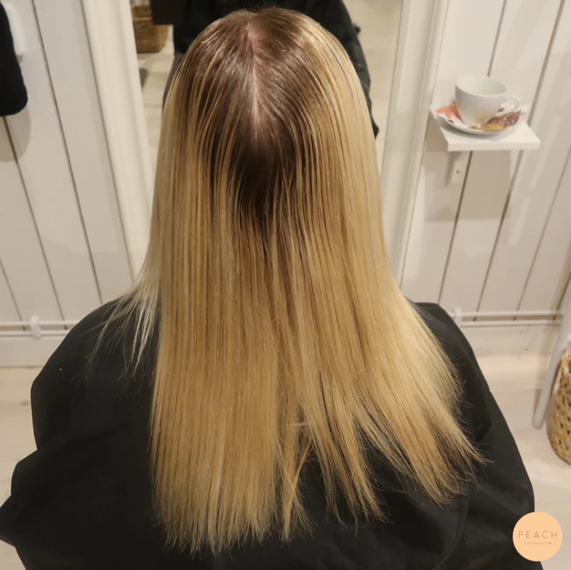 Färga utväxt på blont hår