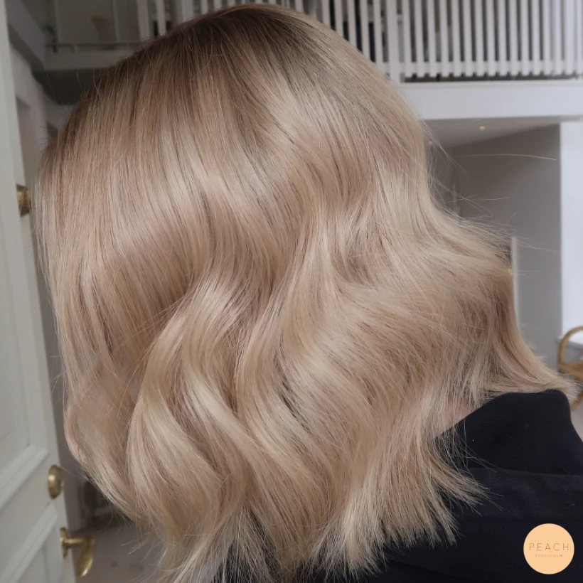 Champagne blonde hårfärg med ljusa slingor