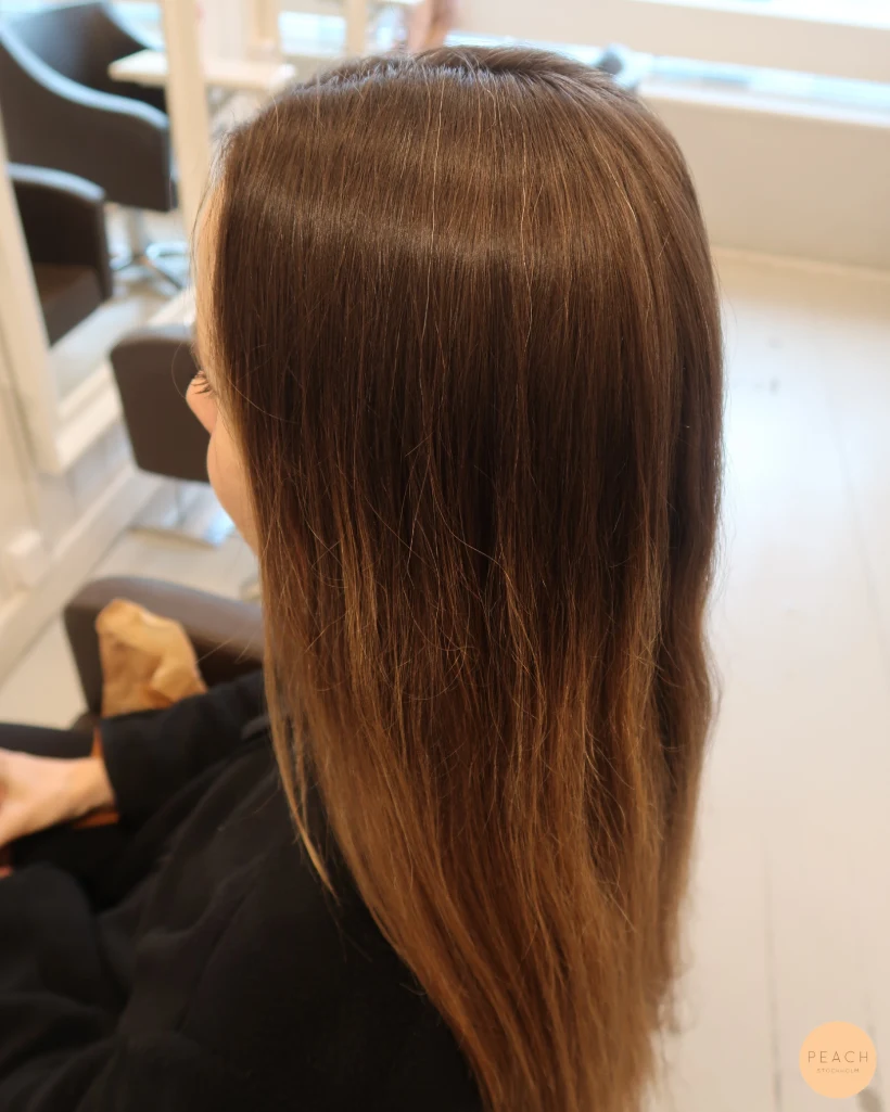 Bronde hårfärg med slingor och mjuk gråhårsövergång