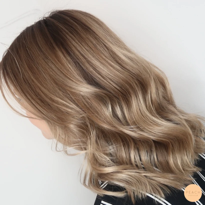 Kall beige hårfärg med ljusa slingor