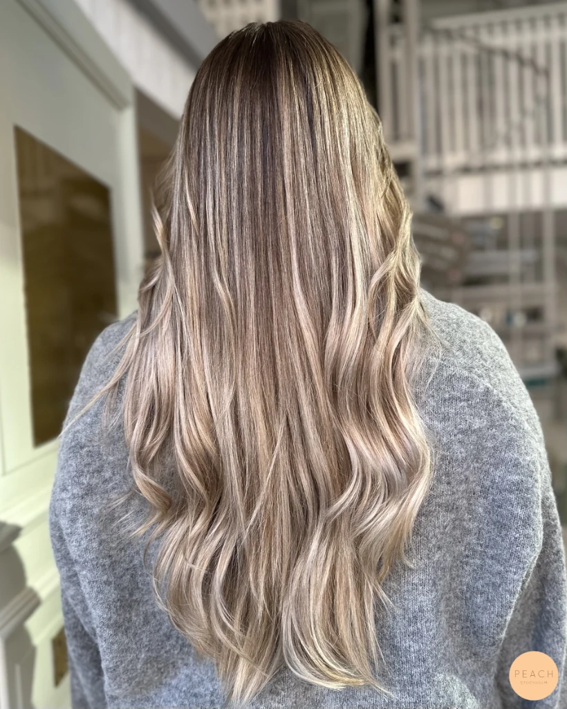 Cool blonde balayage med mjuka lowlights