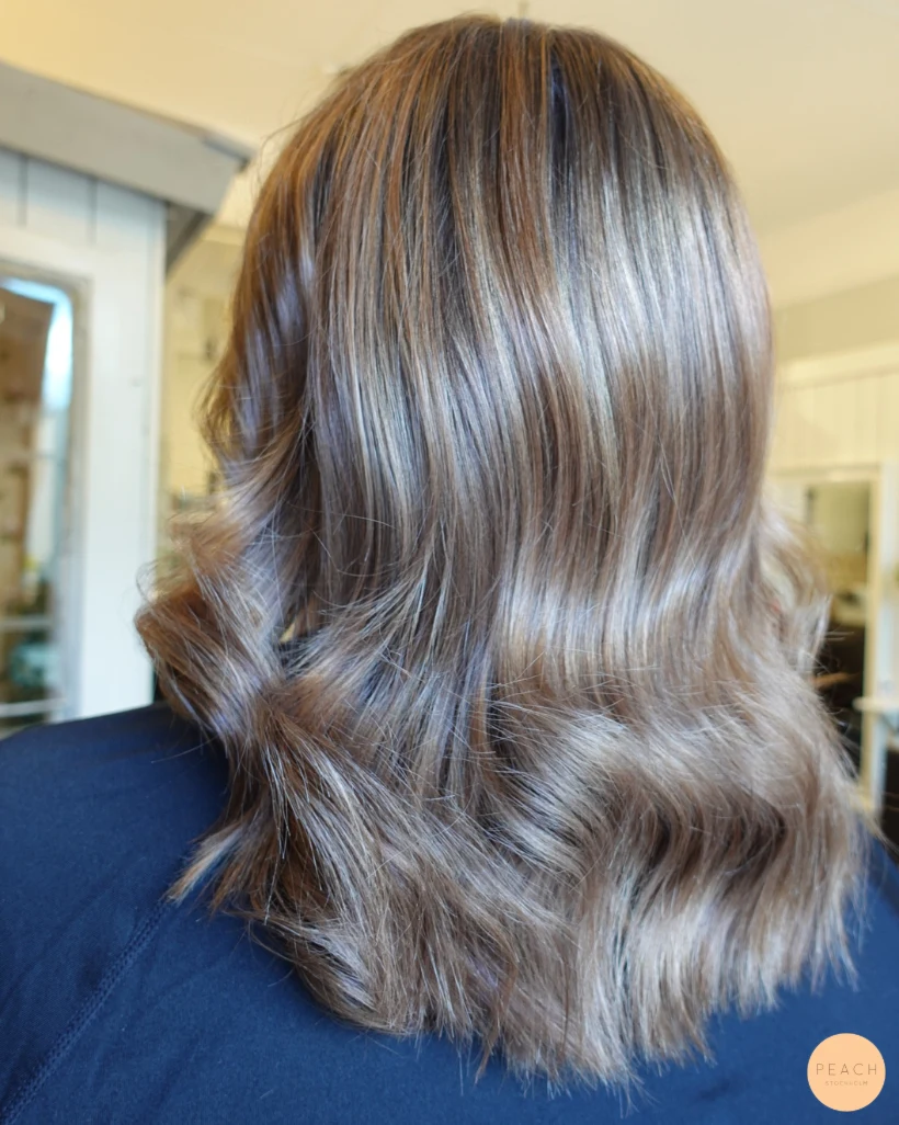 Mörkblond hårfärg med en beige nyans