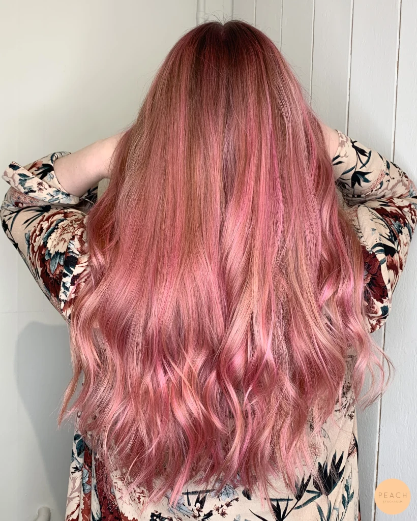 Rosa hårfärg med slingor och rosa toner