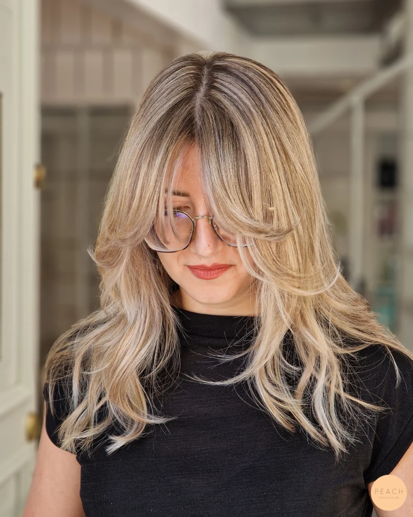 Edgy beige blond med lagerklippning