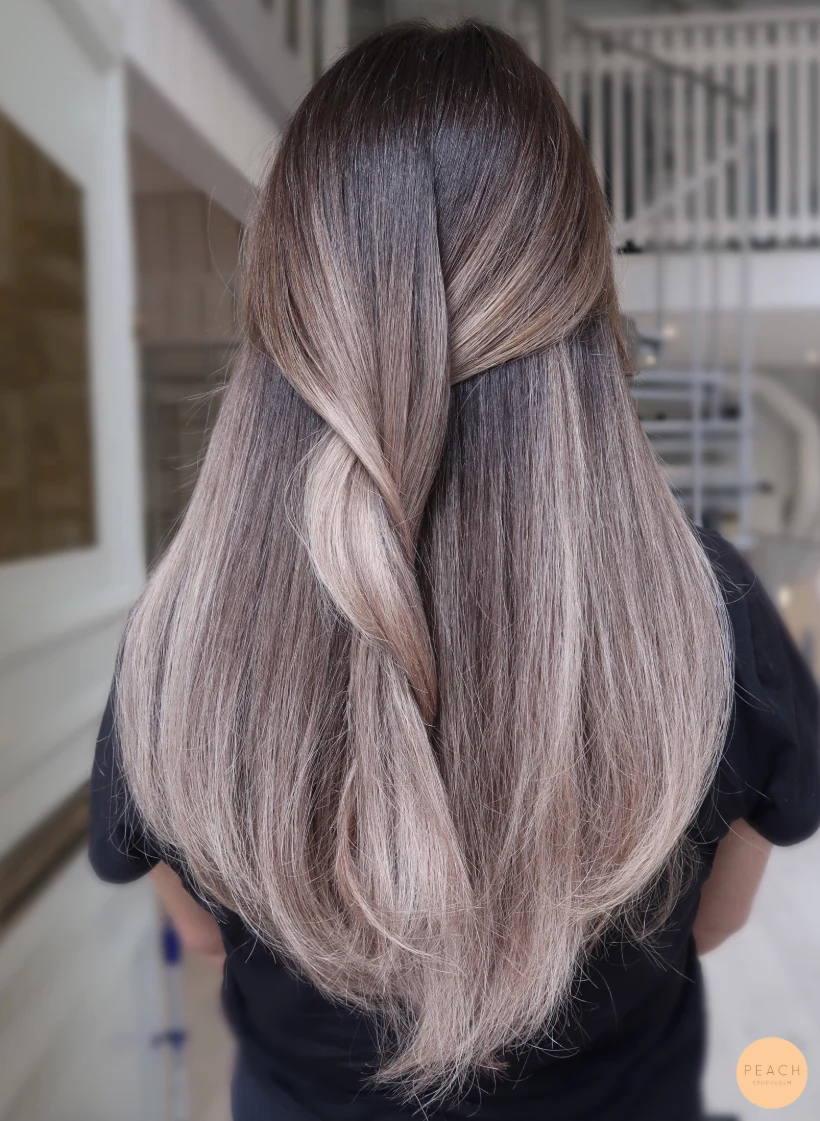 Balayage mörka slingor i ljust hår