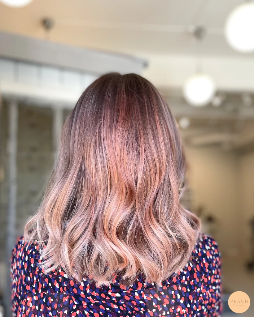 Peach och rosé blond hårfärg