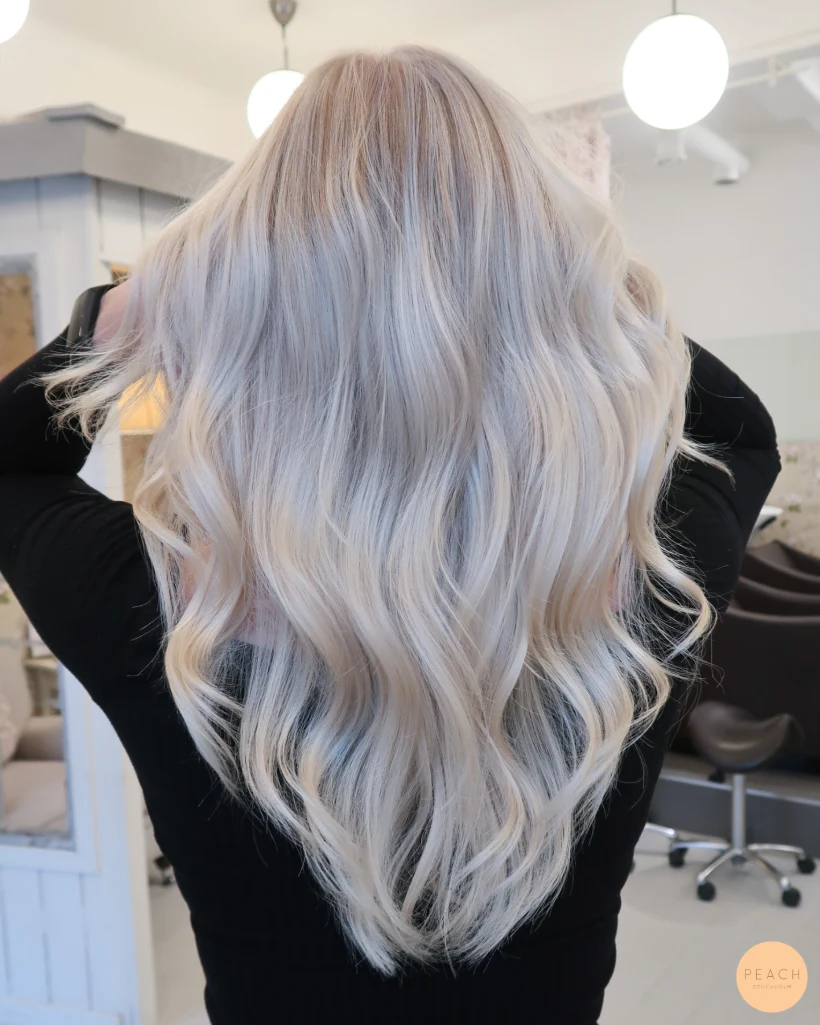 Isblond hårfärg med ljusa slingor