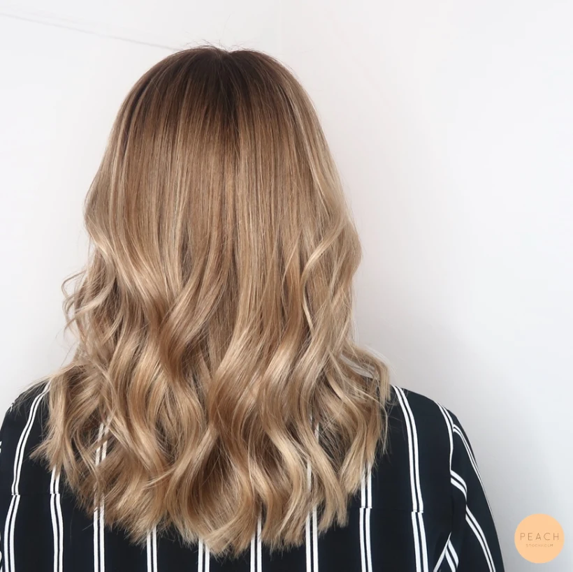 Kall beige hårfärg med ljusa slingor