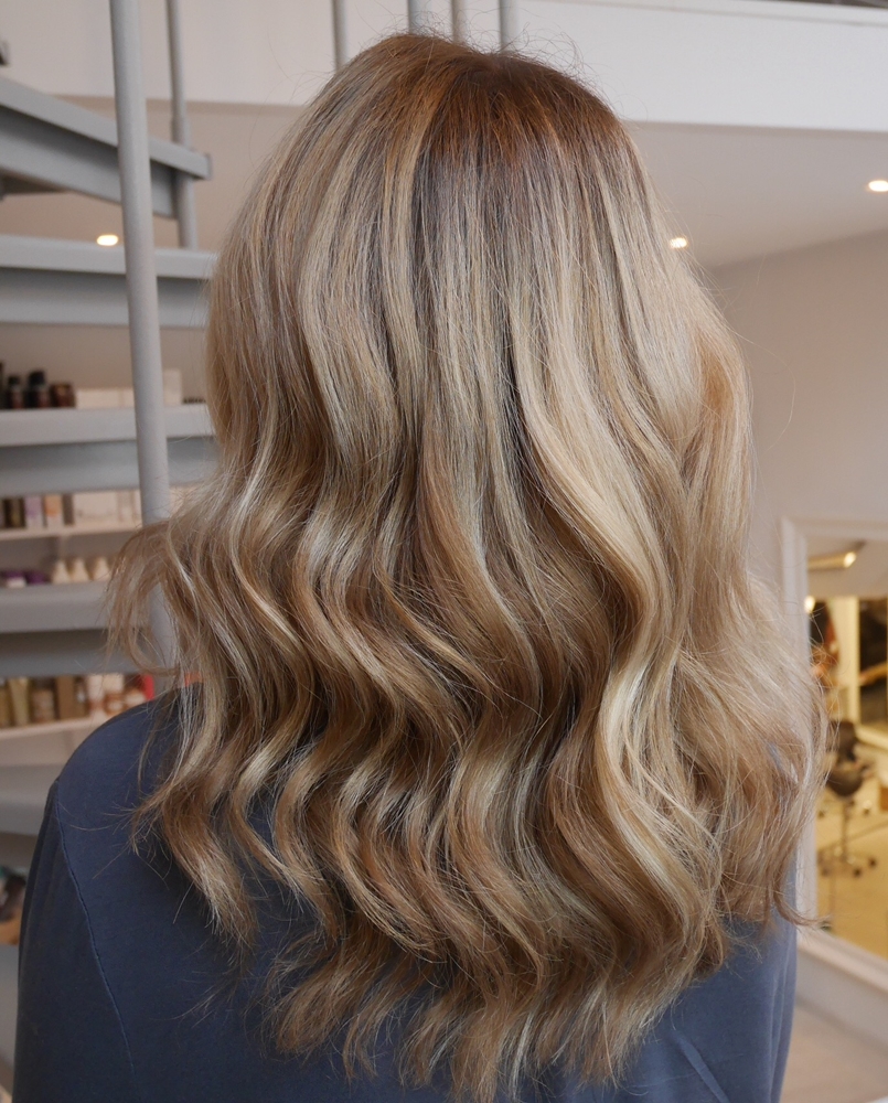 Blond med bruna slingor och ljusa slingor