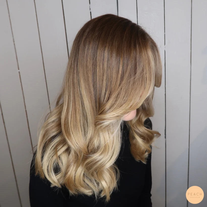 Balayage slingor med ljusa slingor