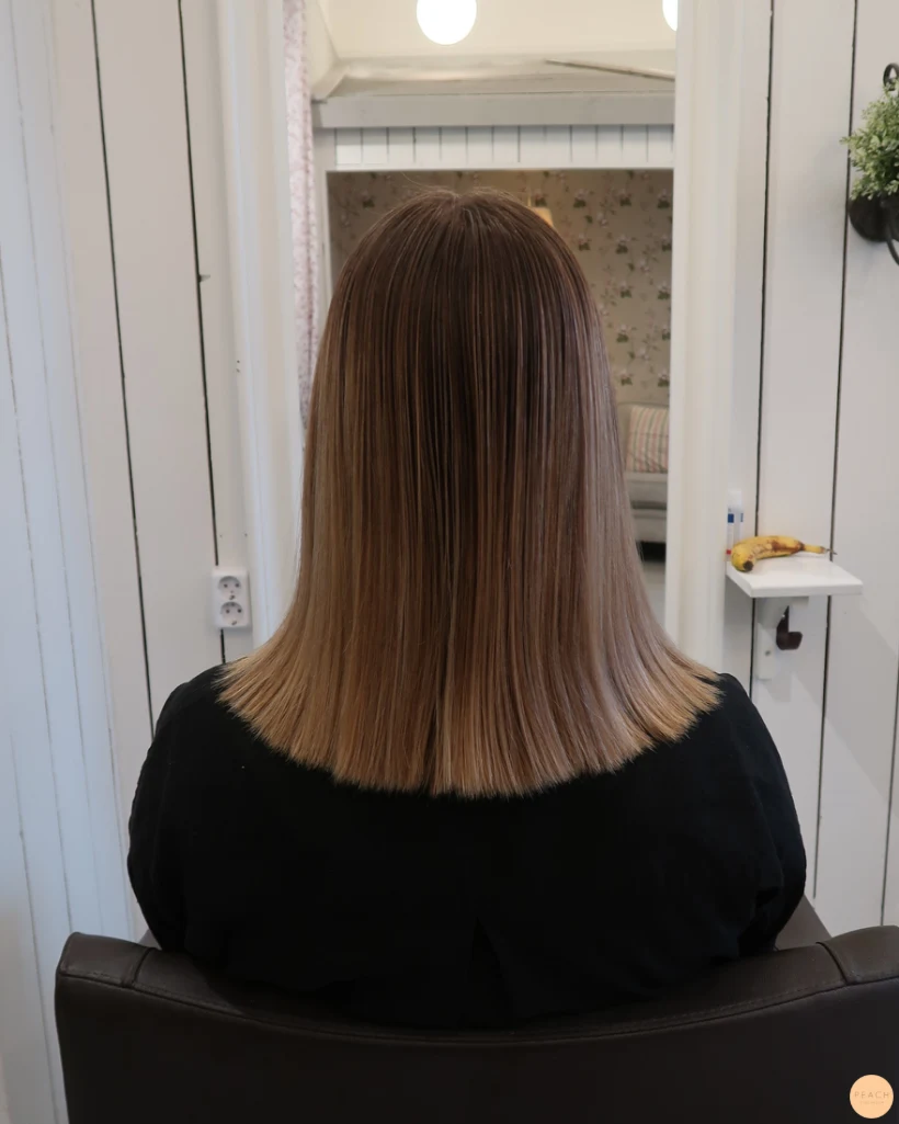 Mörkblond hårfärg med ljusa slingor