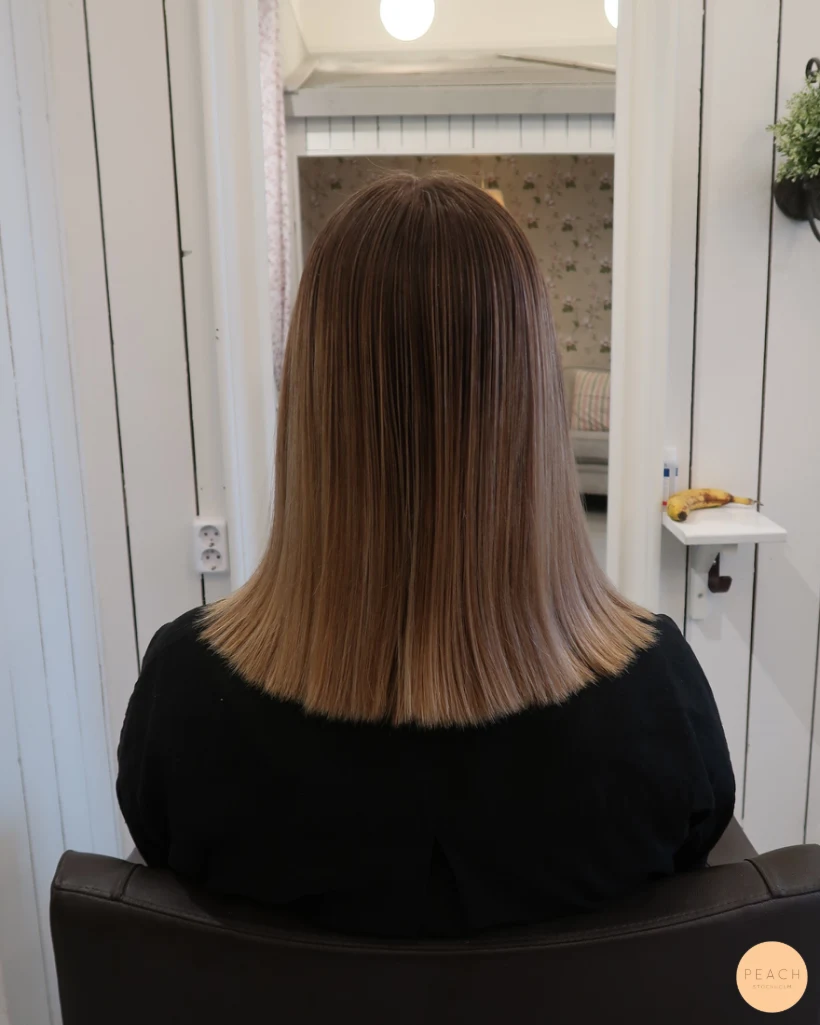 Mörkblond hårfärg med ljusa slingor