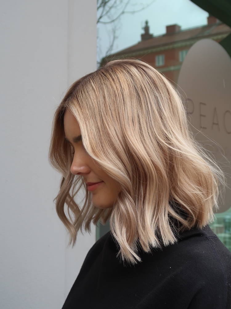 Blond lob och hur man får lockar att hålla