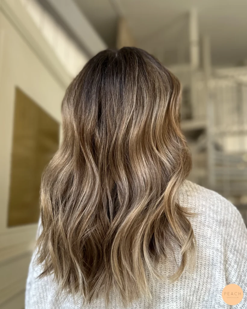 Bronde balayage med mjuka lowlights och ljusa slingor