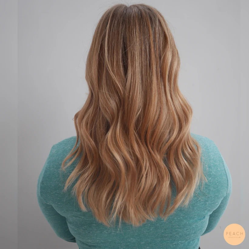 Strawberry blonde med mjuk gråhårsövergång