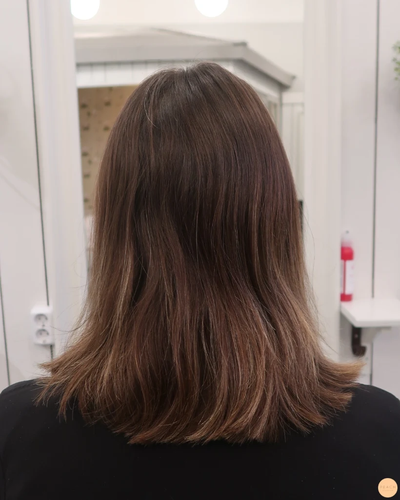 Beigeblond hårfärg med ljusa slingor