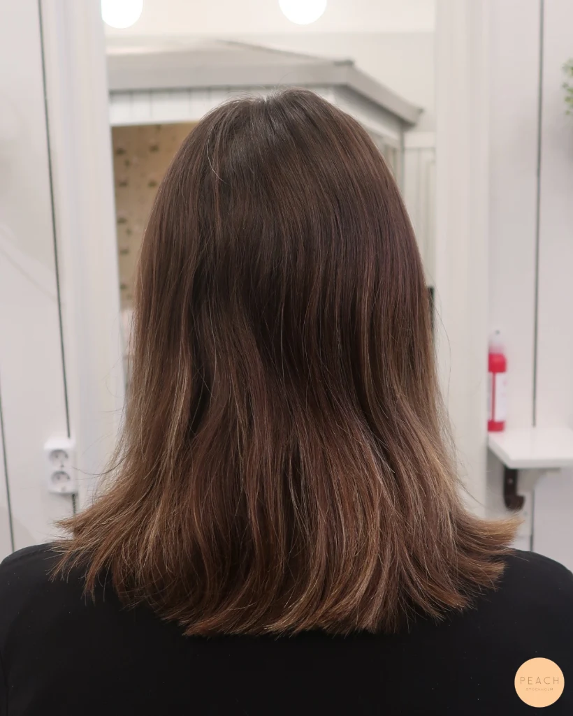 Beigeblond hårfärg med ljusa slingor