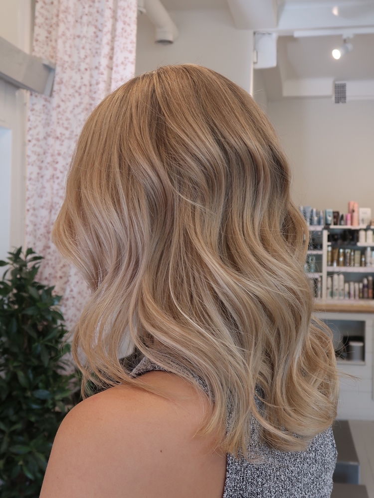 Naturlig blond hårfärg slingor i blont hår
