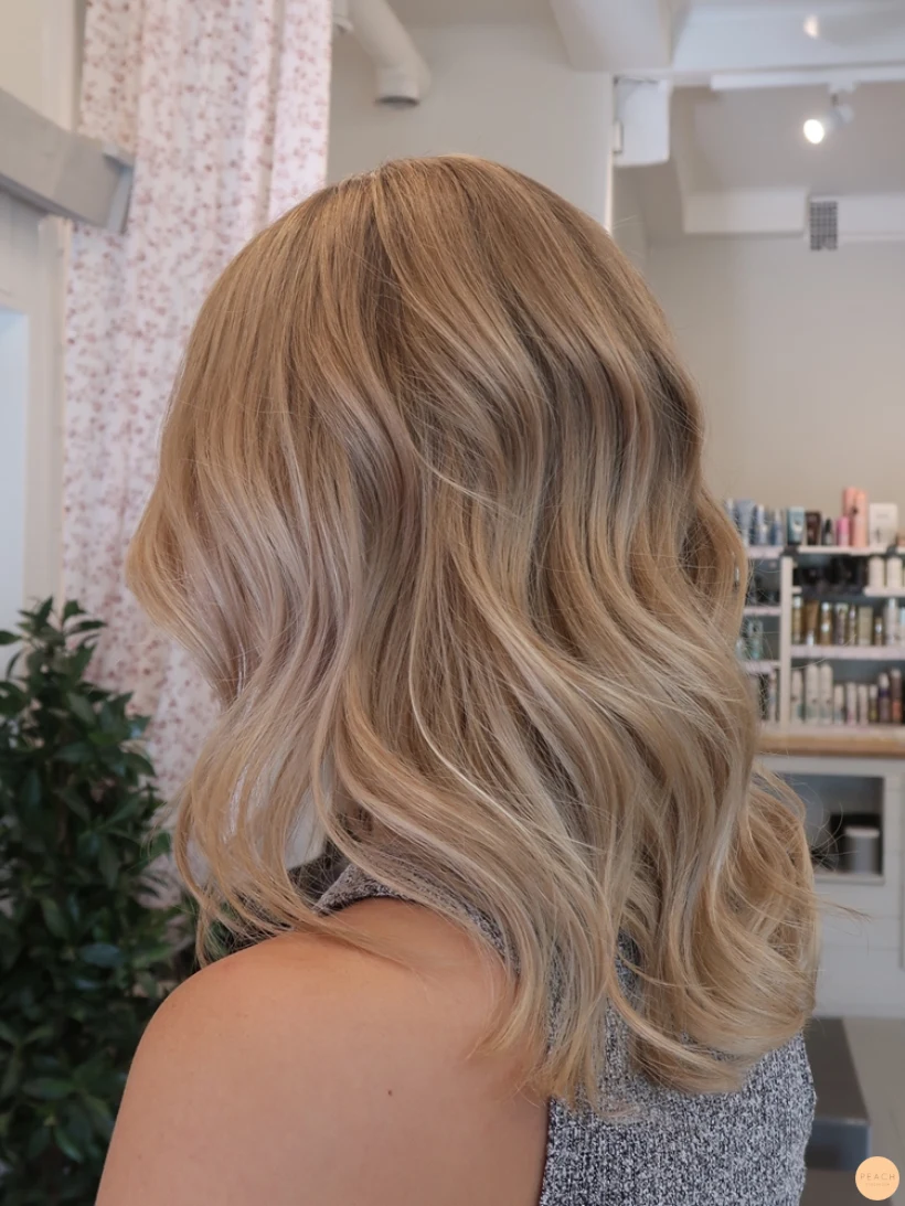 Naturlig blond hårfärg slingor i blont hår
