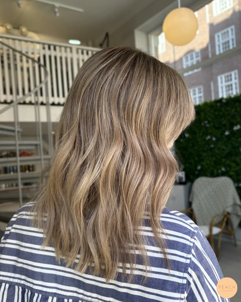 Beige blond med suddade slingor