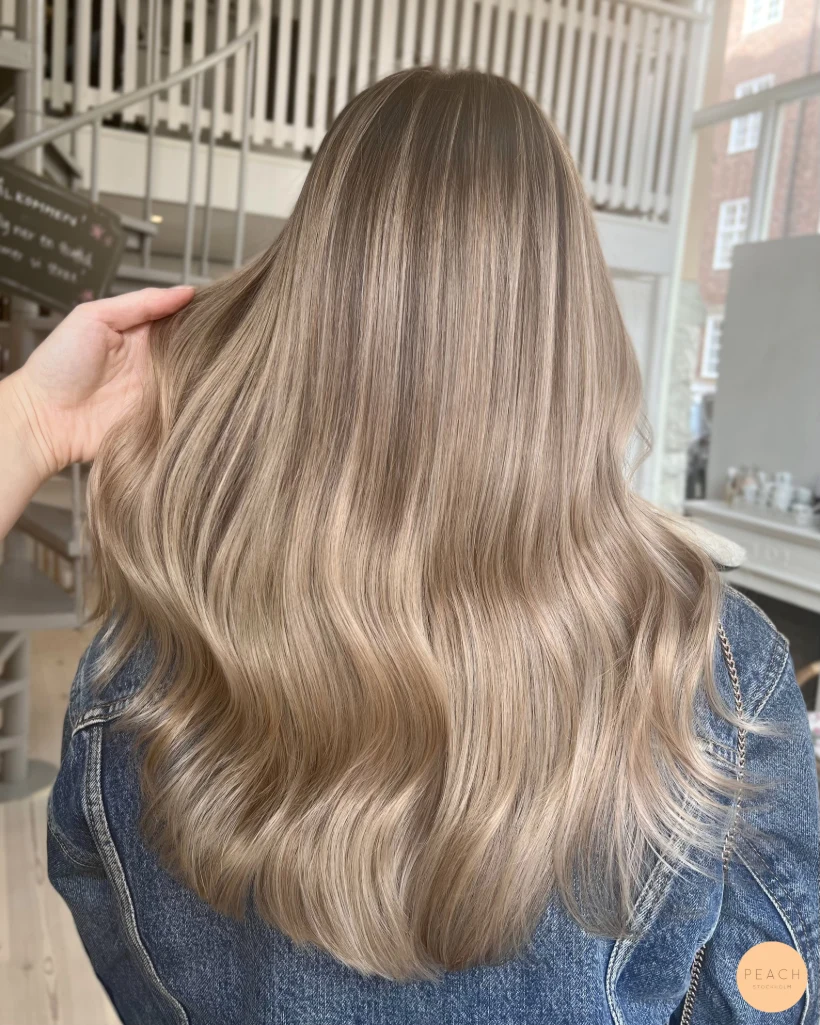 Beigeblond balayage med skuggad botten