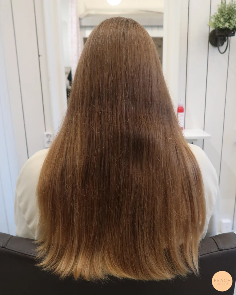 Bronde hårfärg med slingor och mjuka lowlights och ljusa slingor