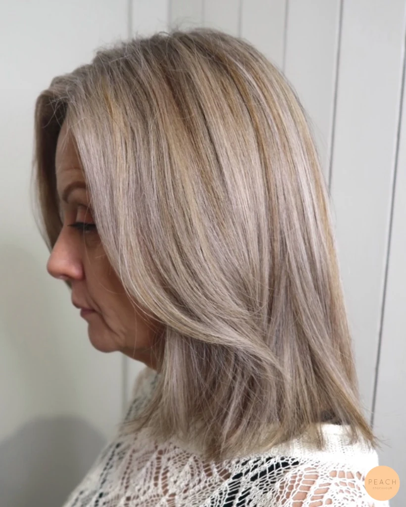 Blonda slingor med toner av Ask