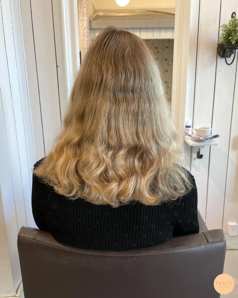 Beigeblond hårfärg med slingor och nyansering