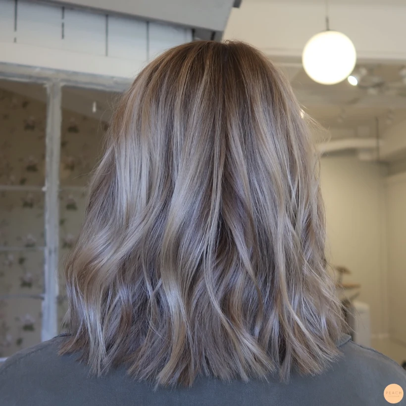 Beige blond hårfärg med lowlights