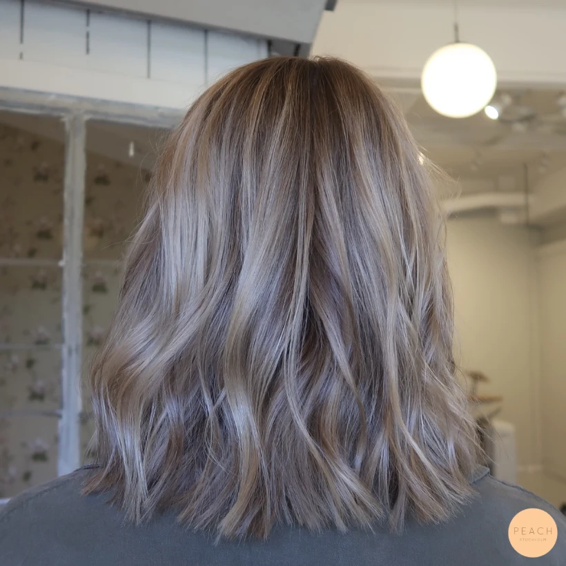 Beige blond hårfärg med lowlights