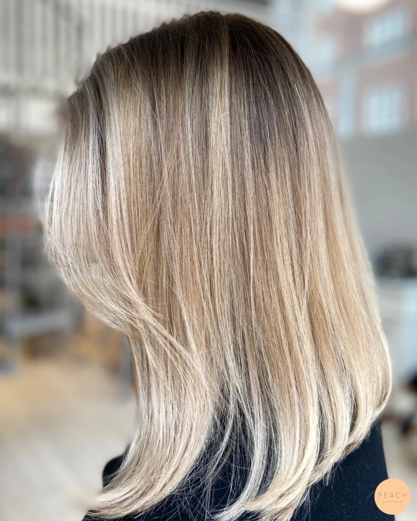 Soft blond balayage med gardinlugg