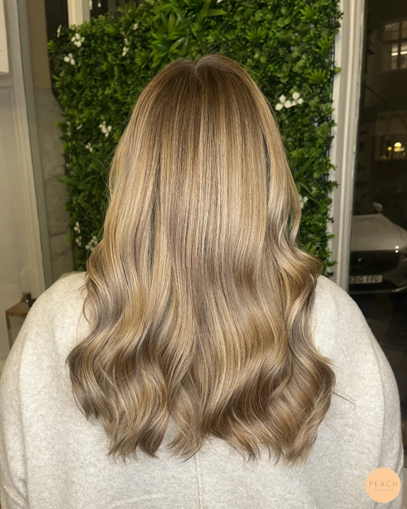 Honungsblond hårfärg med mjuk root shadow