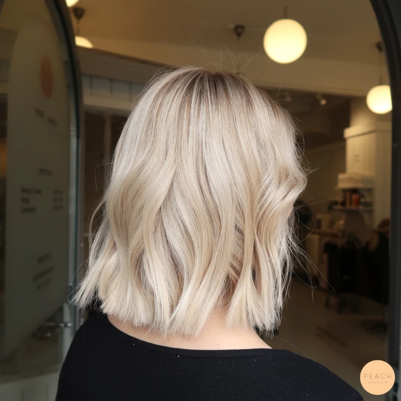 Ljusa slingor i en naturlig blond nyans