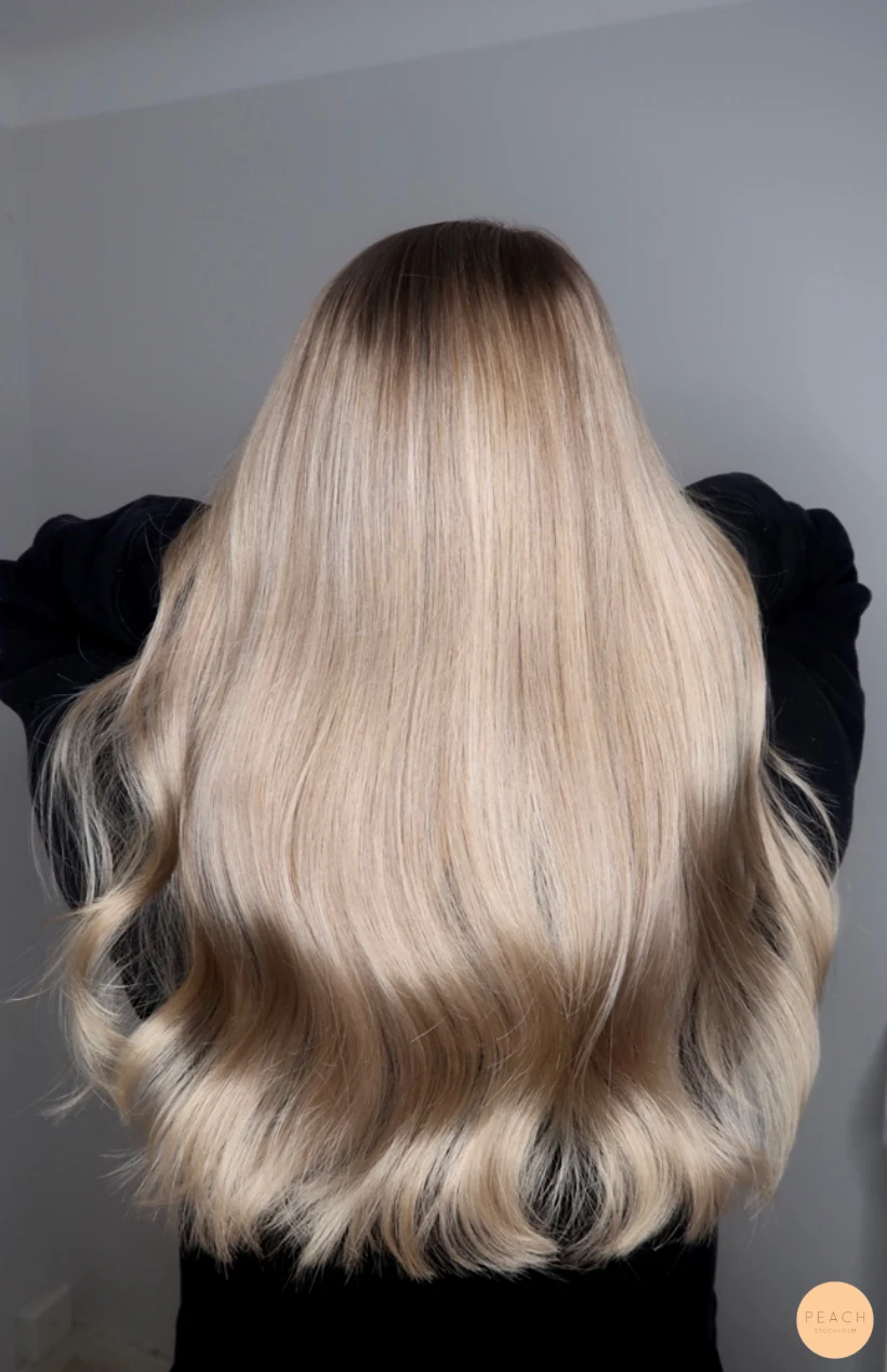 Blonda slingor med balayageteknik